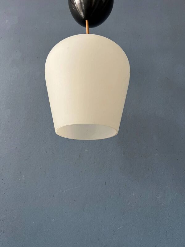 Petite lampe suspendue en verre opalin de style milieu du siècle, en forme de tulipe inversée