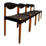 Quatre chaises en plastique