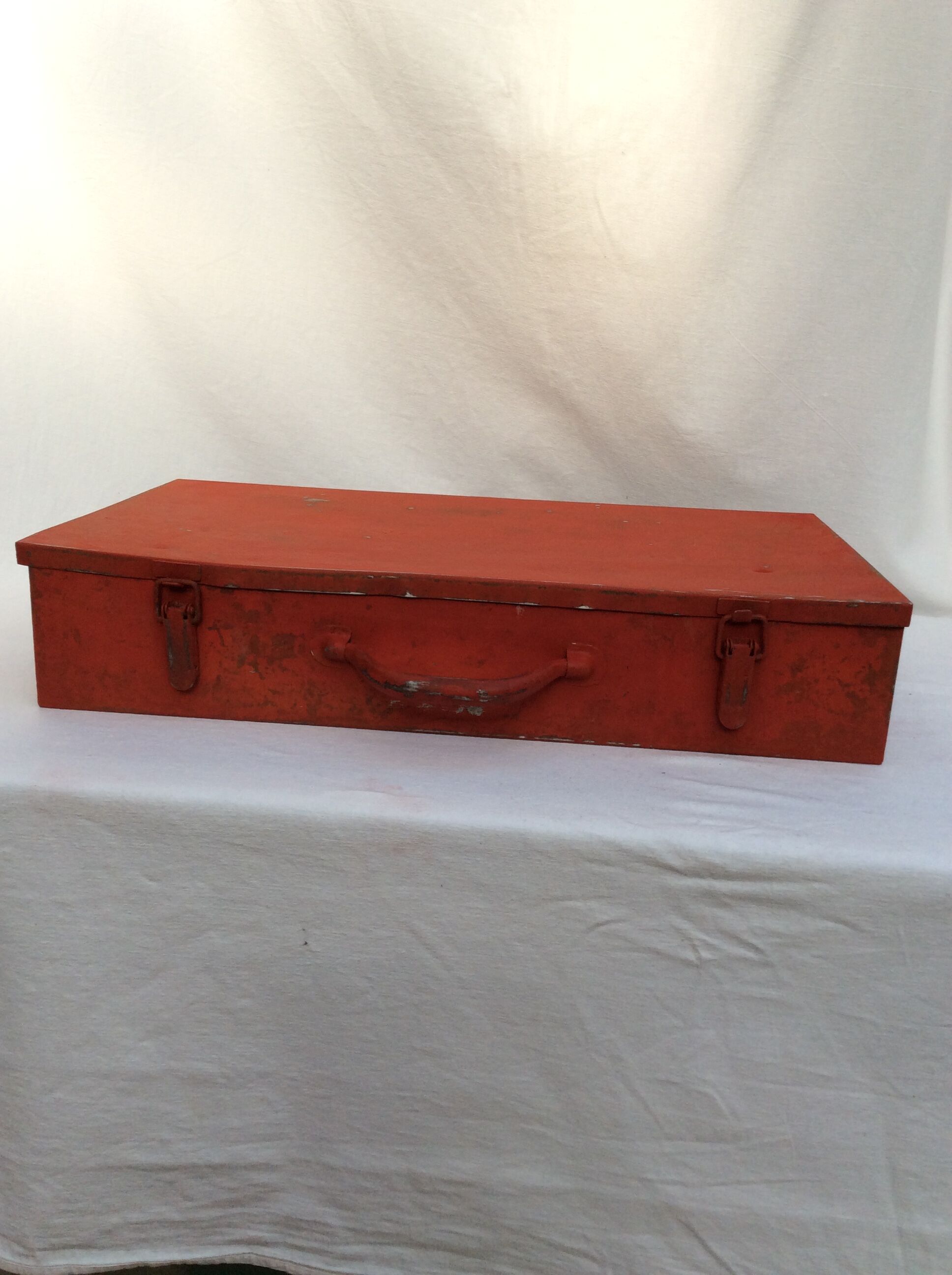 Caisse à outils en métal couleur rouge avec poignée