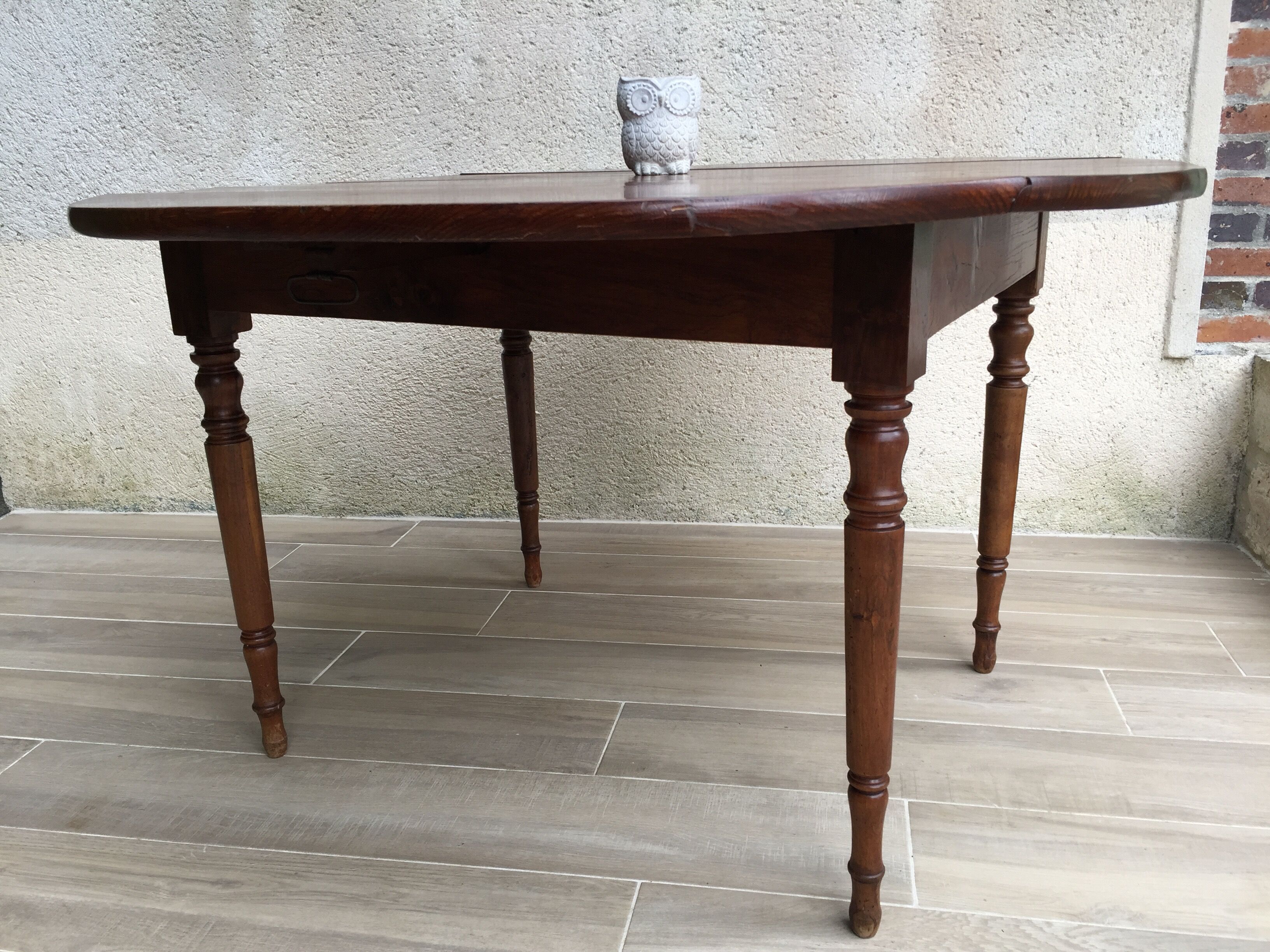 Large table round in rabats in vintage massive oak