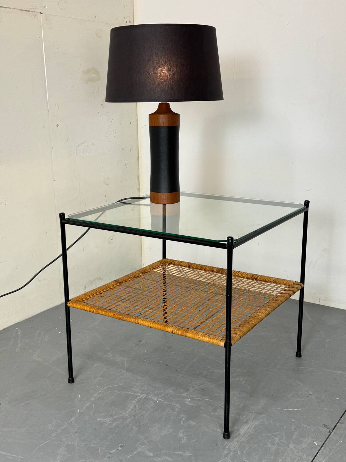 Table d'appoint ou table basse en rotin et verre de style danois moderniste du milieu du siècle