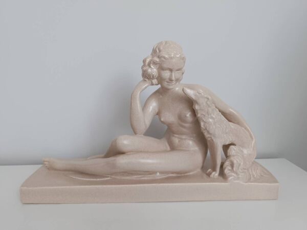 Femme Nue et Son Chien (Lévrier) - Statue en Céramique Beige - Signée Charles Lemanceau - 1930