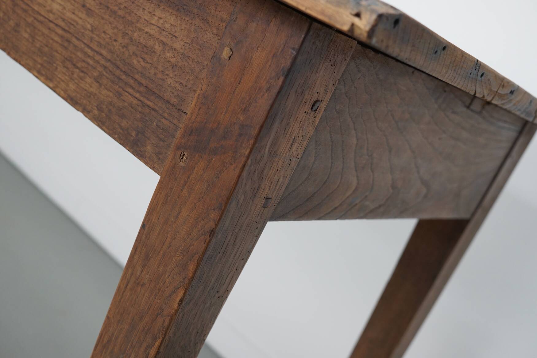 Table à manger rustique française en orme, XIXe siècle