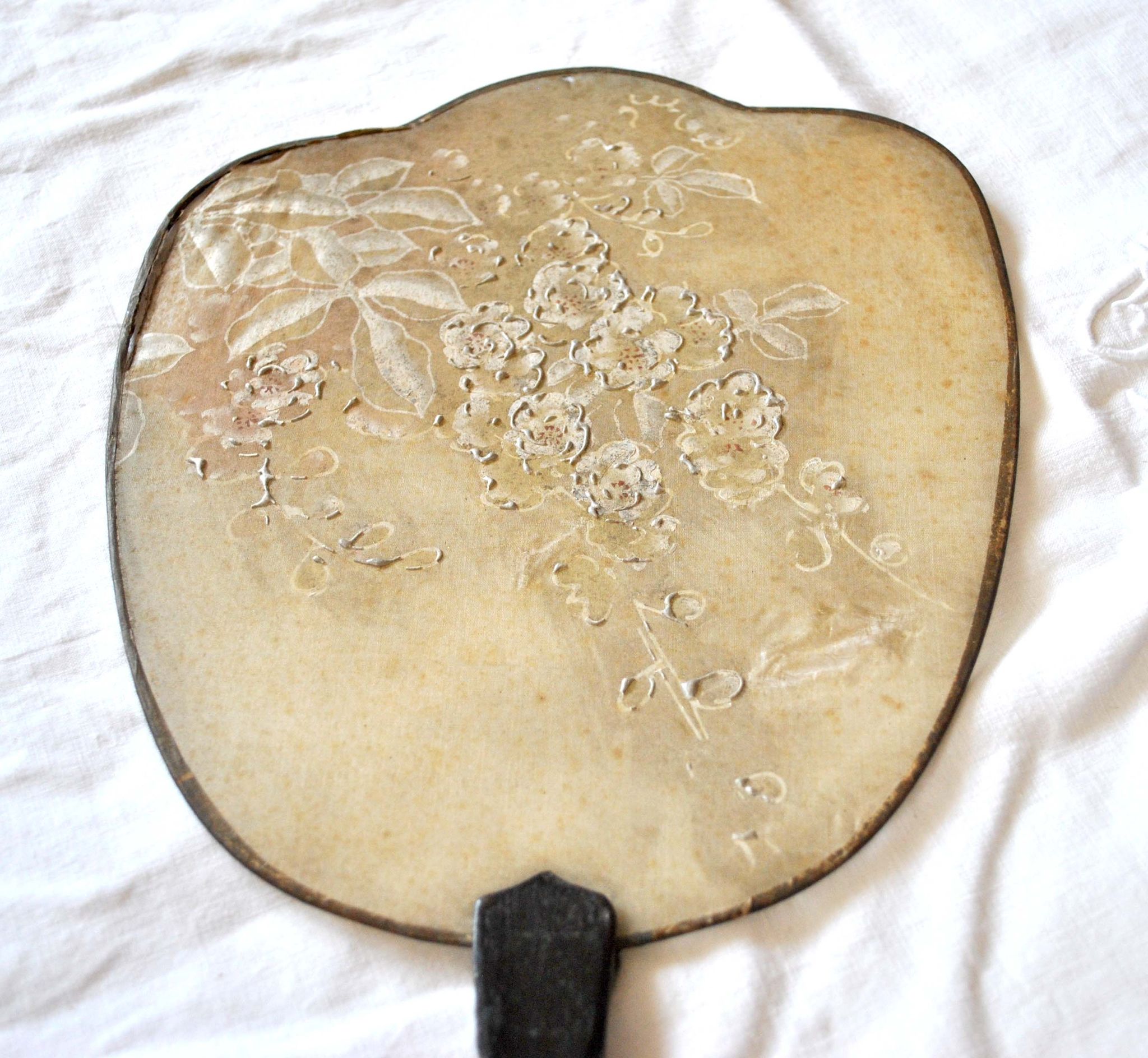 Antique fan - hand screen in painted silk and black wood - white flowers 19th century