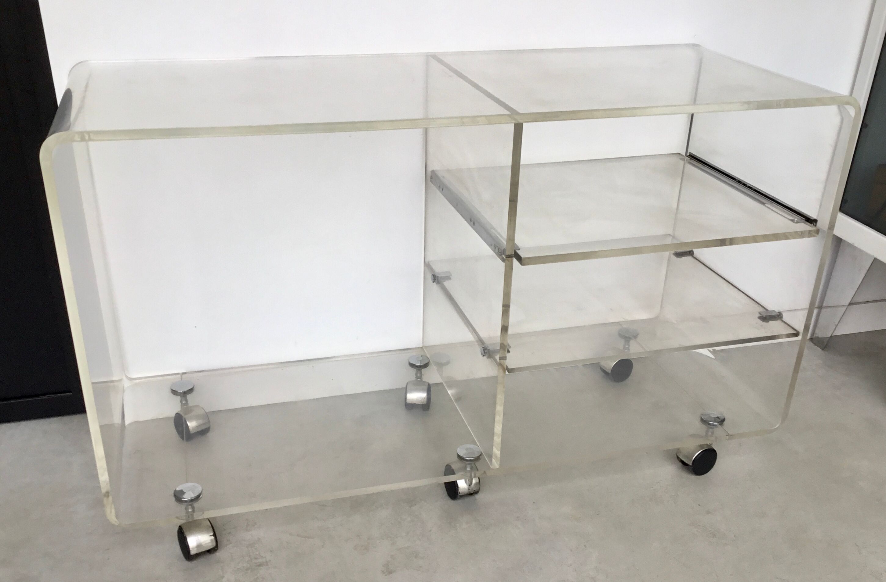 Hifi or tv furniture in plexiglass with wheels - design 1970 space-age