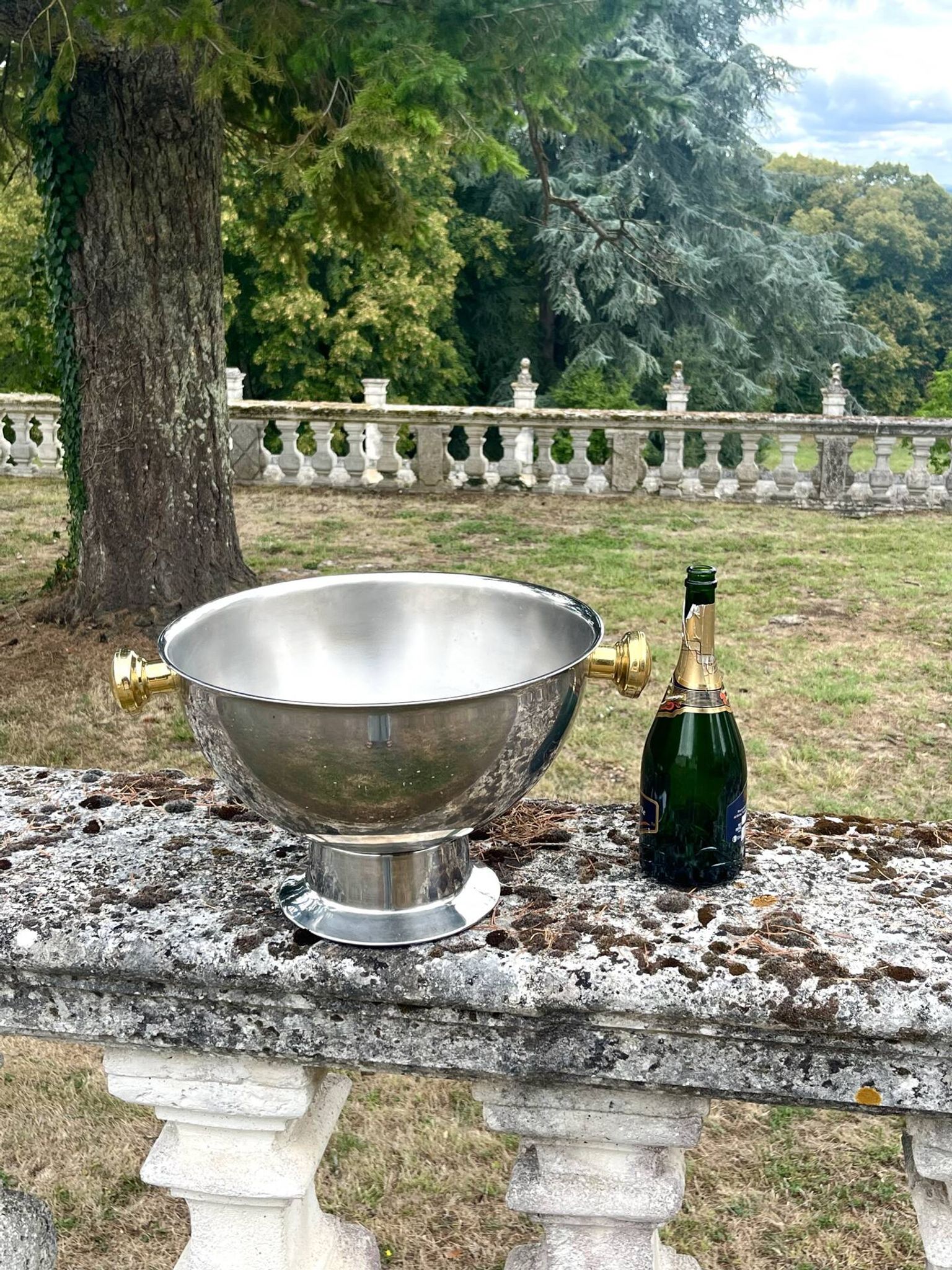 Grand seau à champagne en aluminium avec poignées dorées.