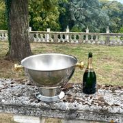 Grand seau à champagne en aluminium avec poignées dorées.