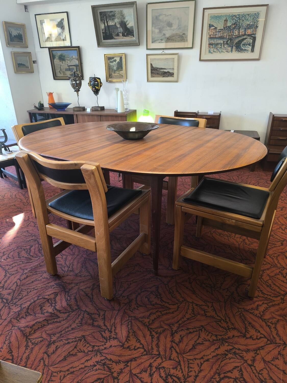 4 chairs in solid elm and leather from the Regain brand.