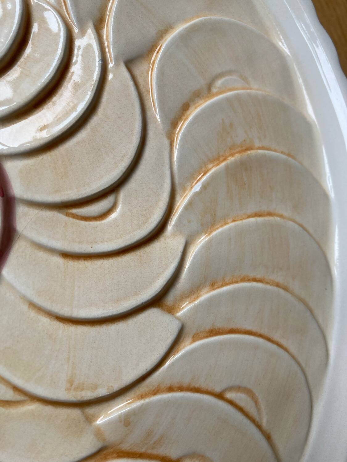 Pie dish on a stand, majolica, apple