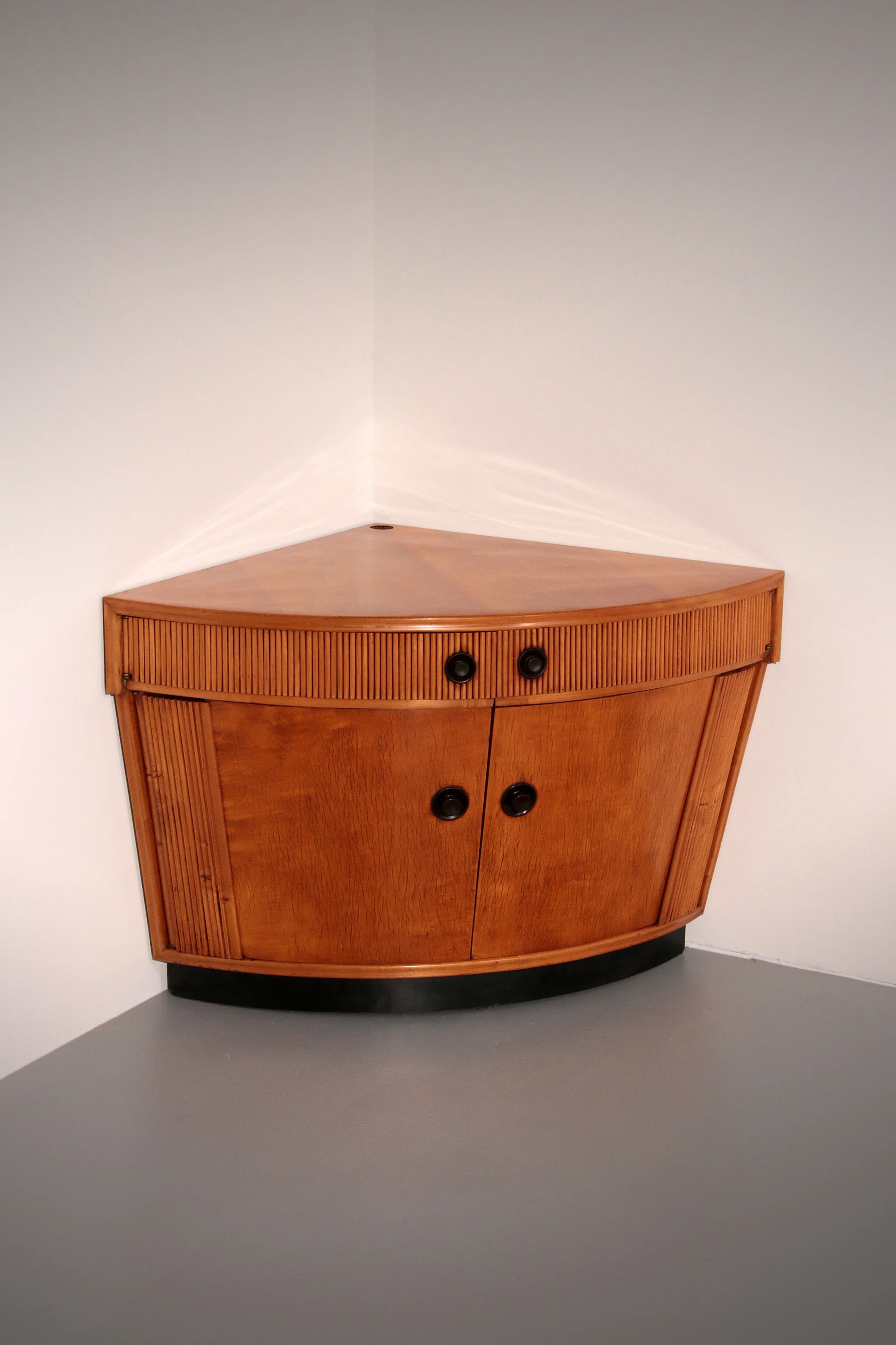 Bar cabinet in light wood attributed to Paolo Buffa, 1940s