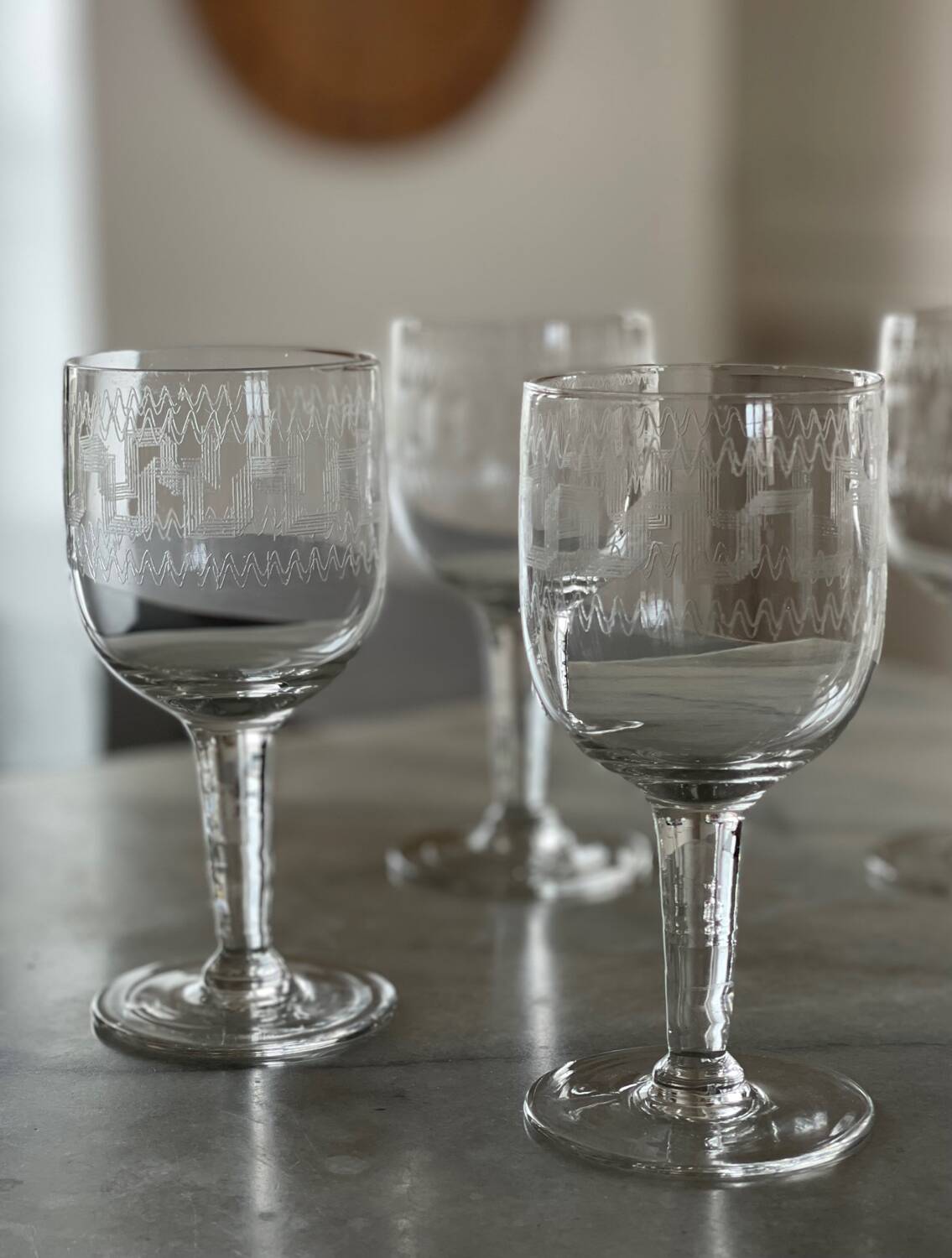 8 verres à vin sur pieds