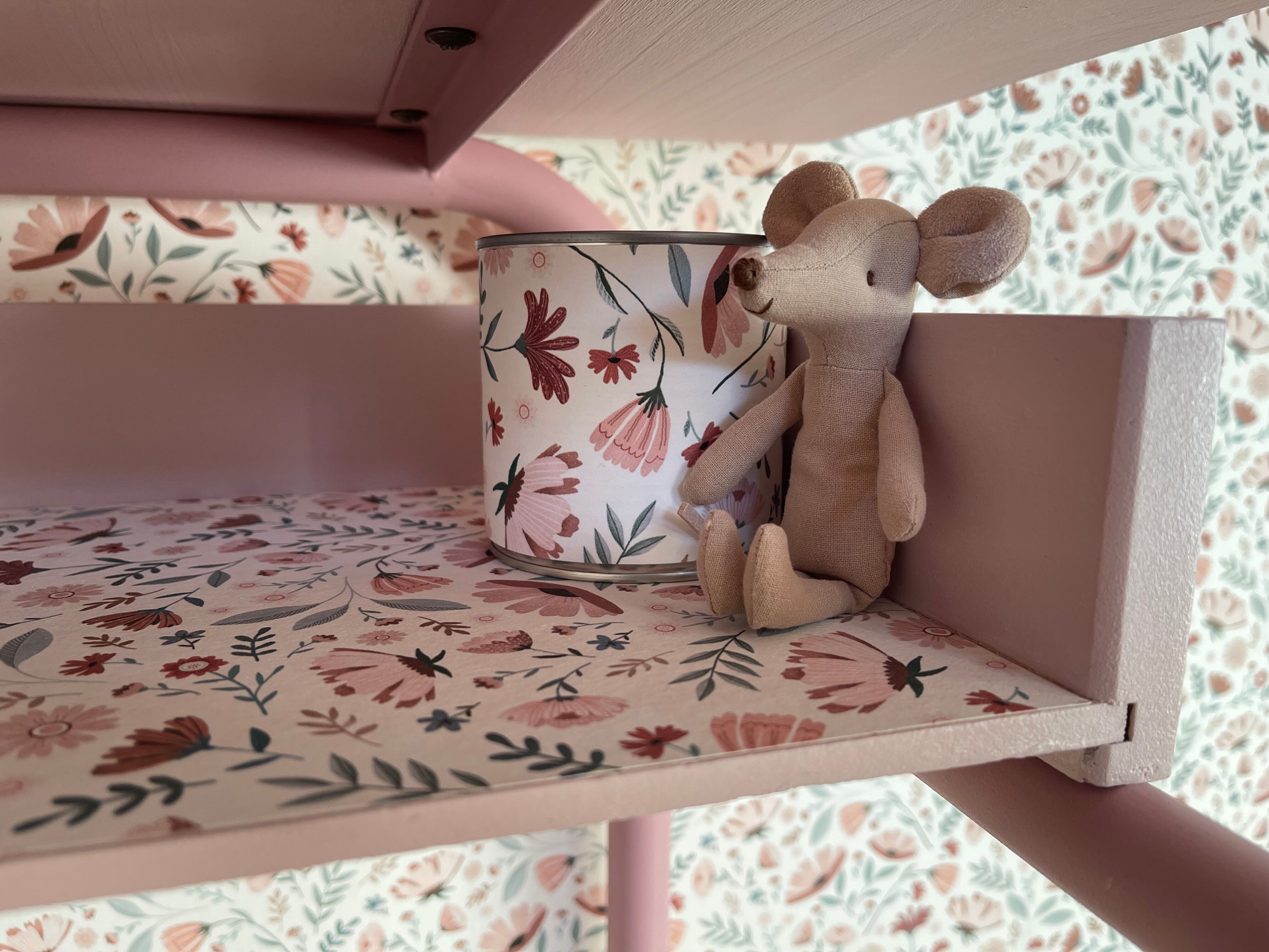 School desk assembly and its seat