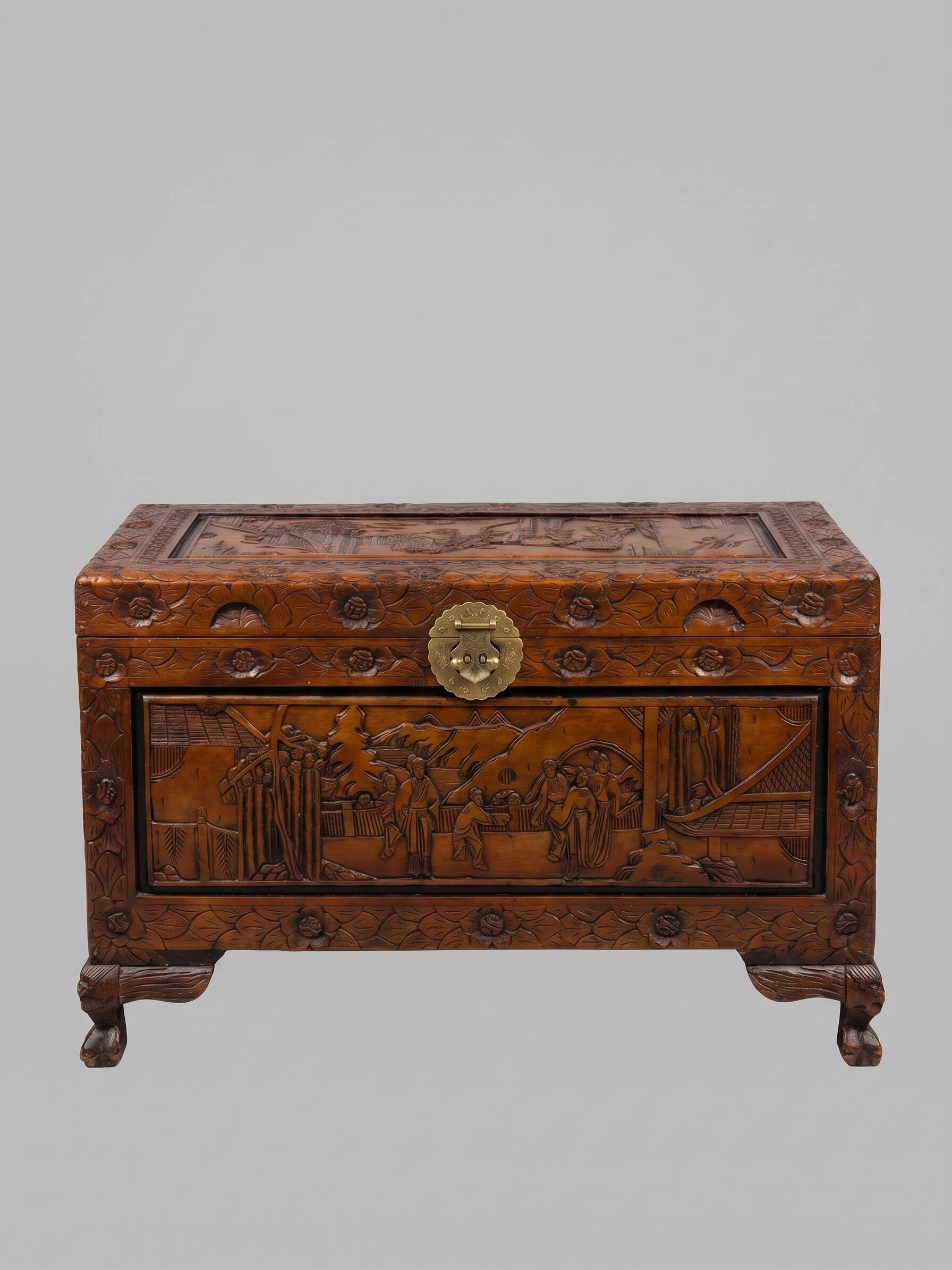 Coffre en bois sculpté