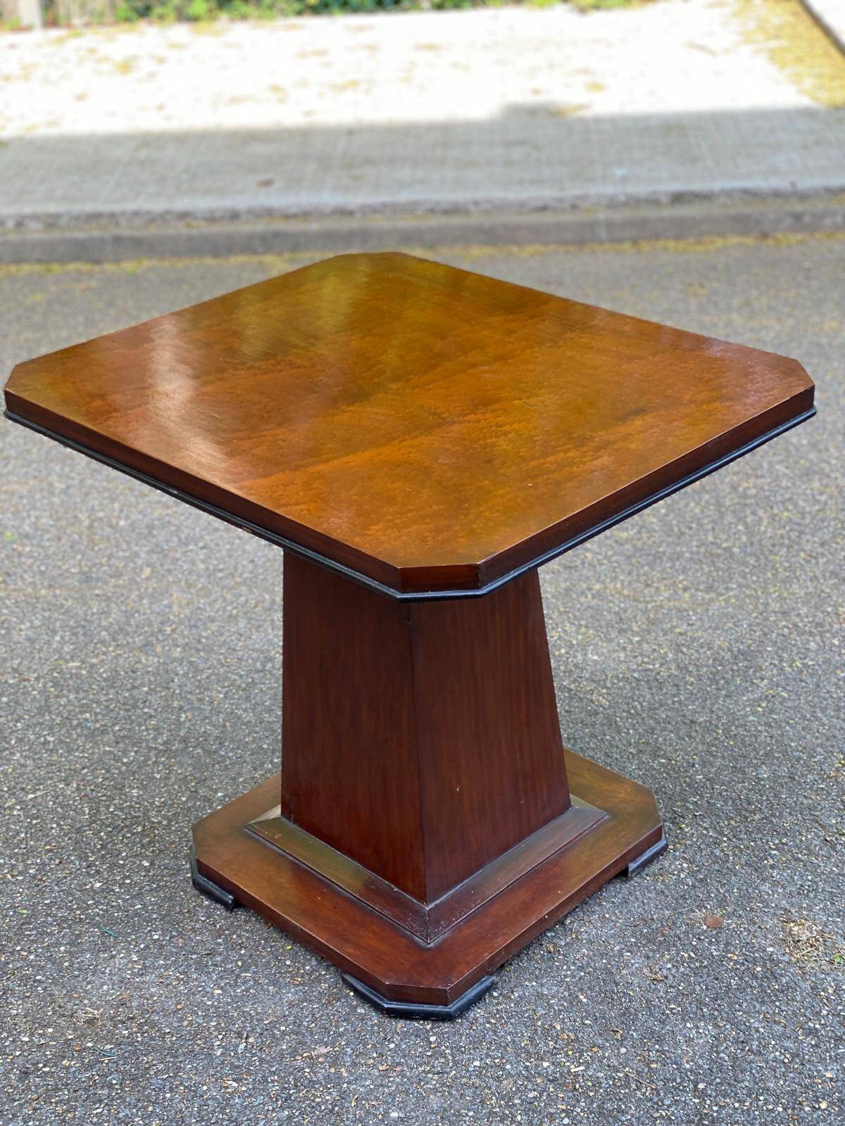 Art Deco dining table in rosewood from the 1950s with a central leg.