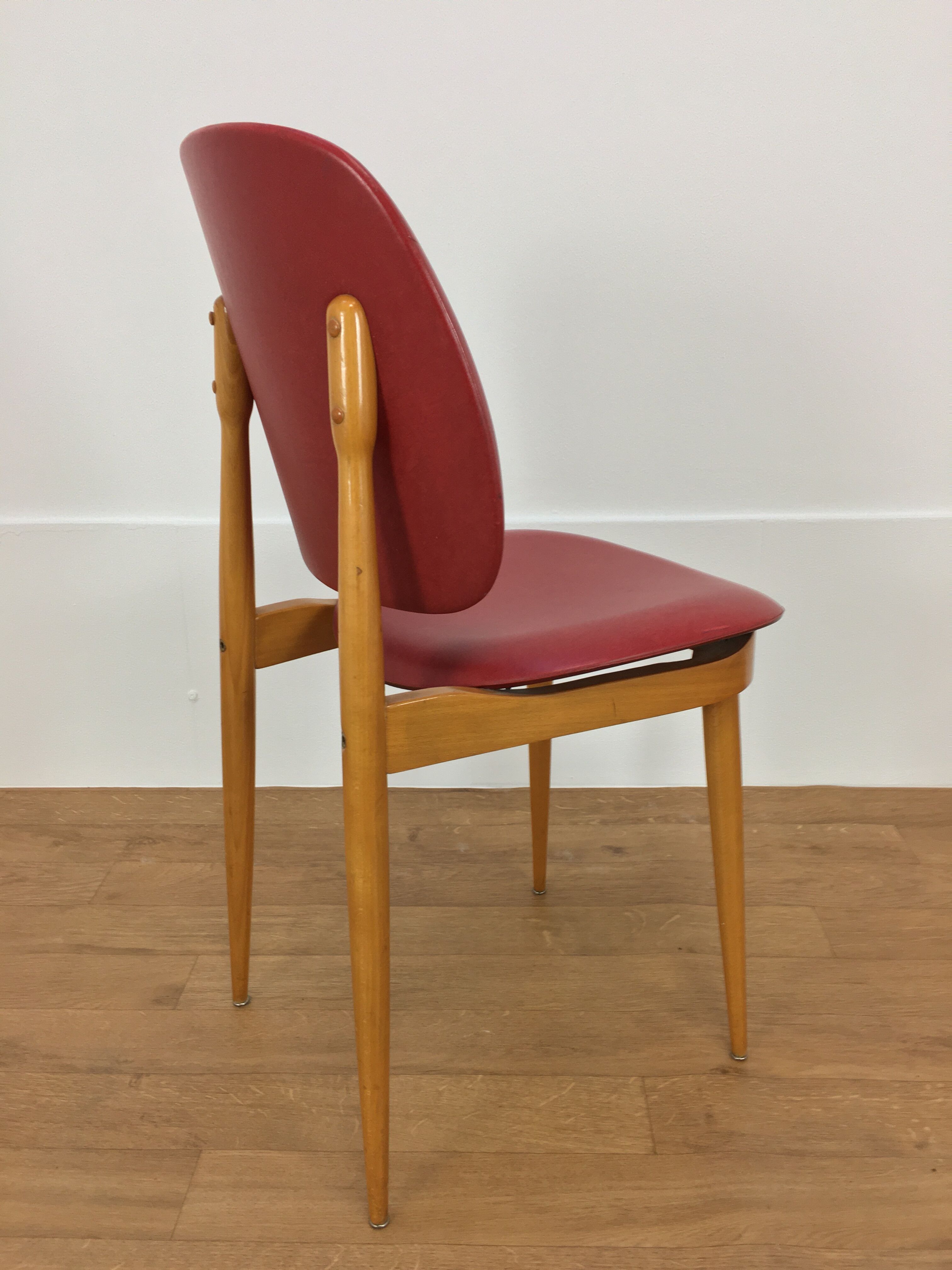 Bureau et chaise Baumann Pégase rouges, pieds compas