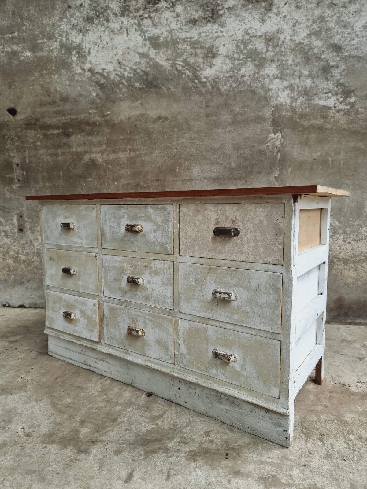 Chest of drawers