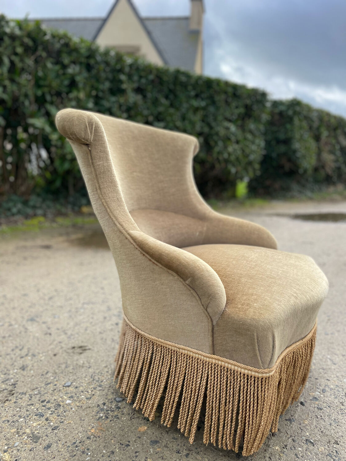 Beige toad armchair
