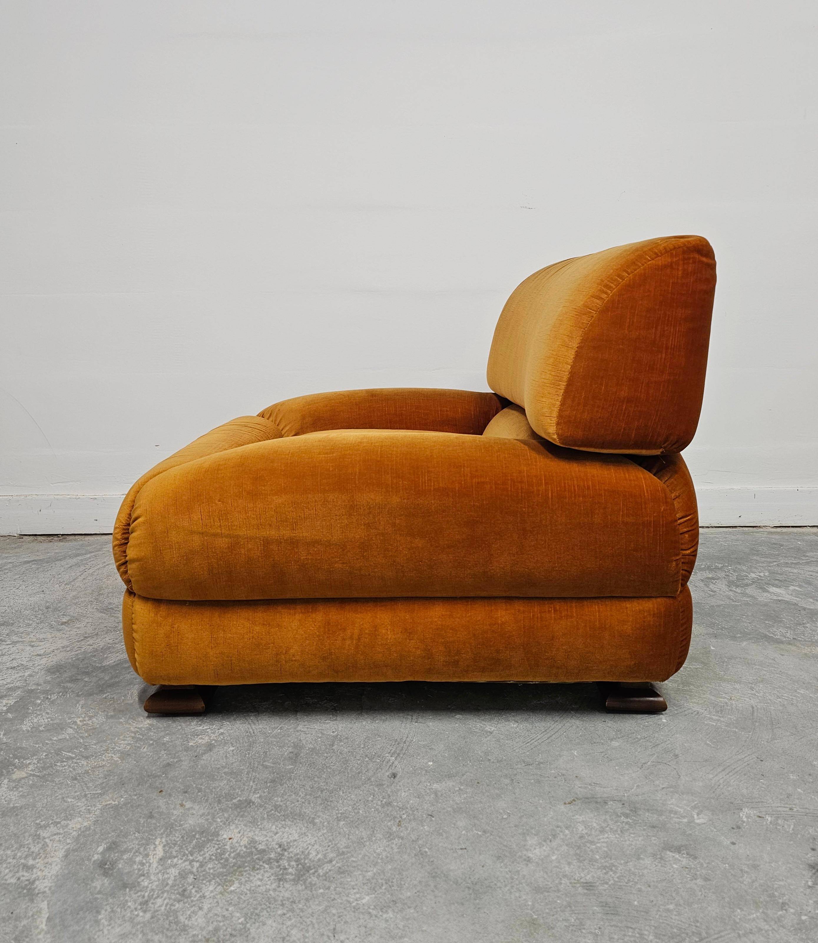 Fauteuil Mid-Century Modern en velours par Zev & Zev