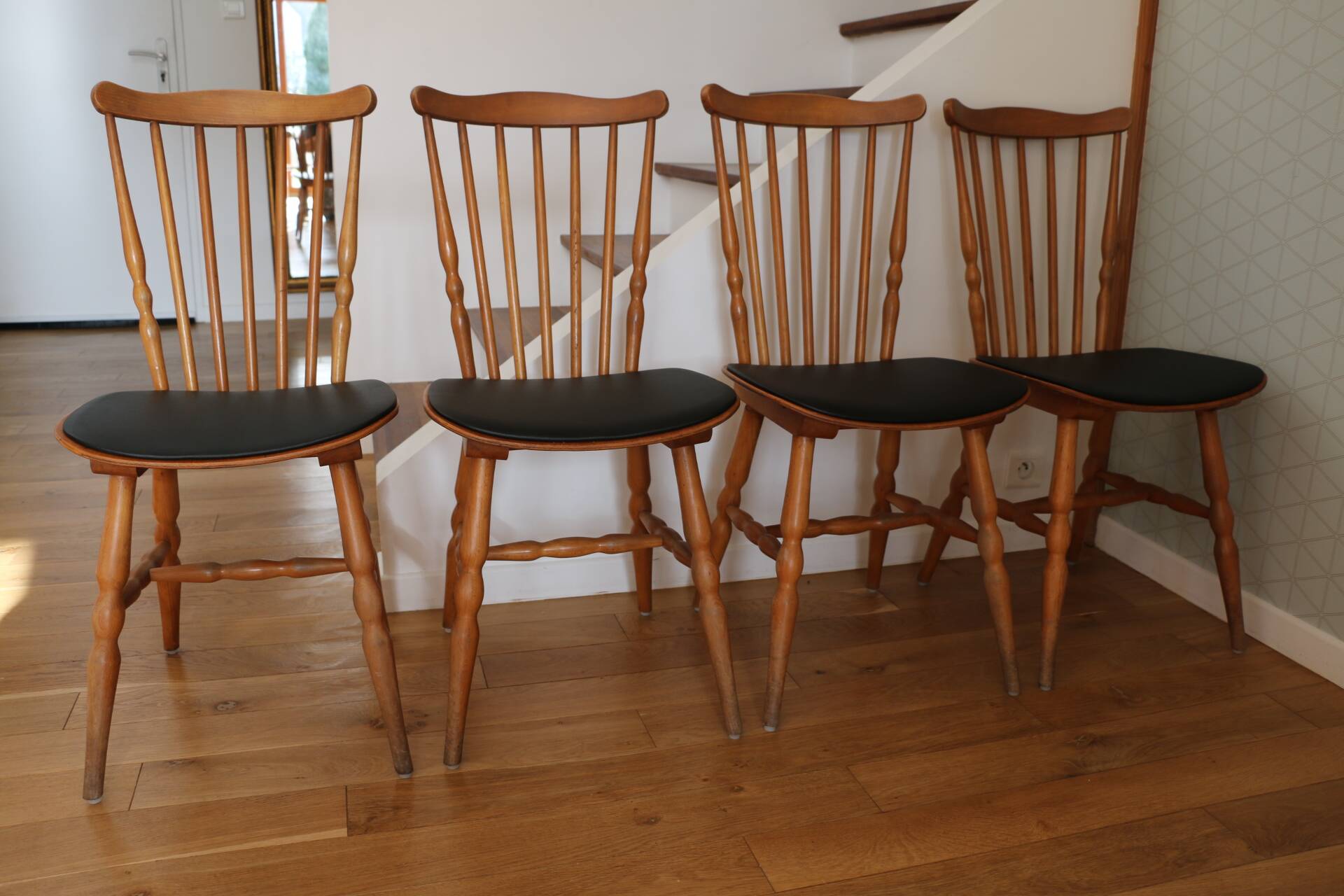 4 BAUMANN Tacoma chairs in black imitation leather and light beech