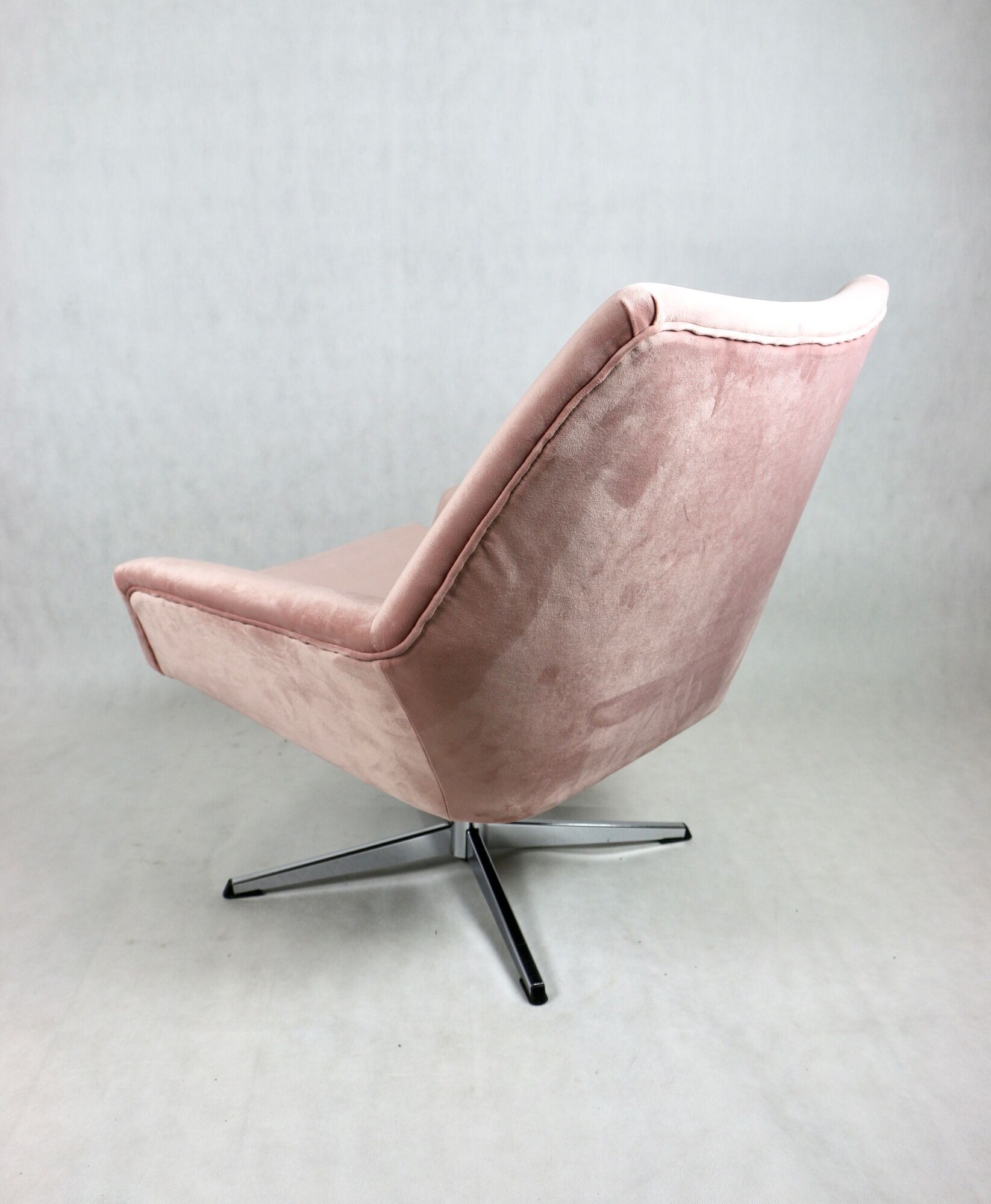 Pink swivel armchair, 1980s
