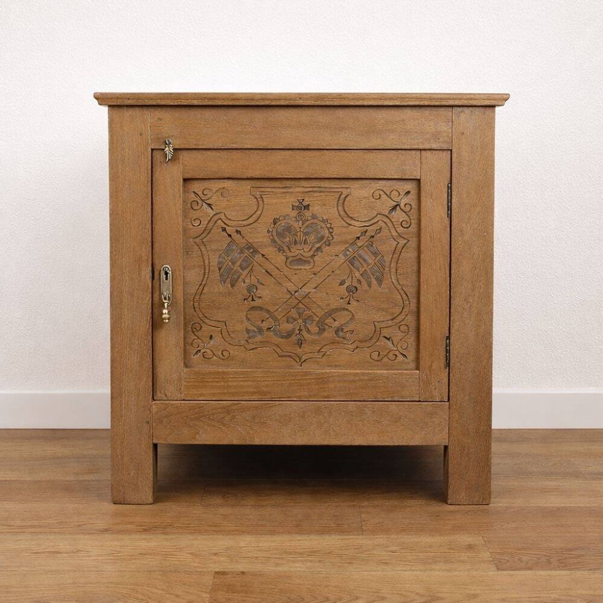 Buffet en chêne avec motifs sculptés
