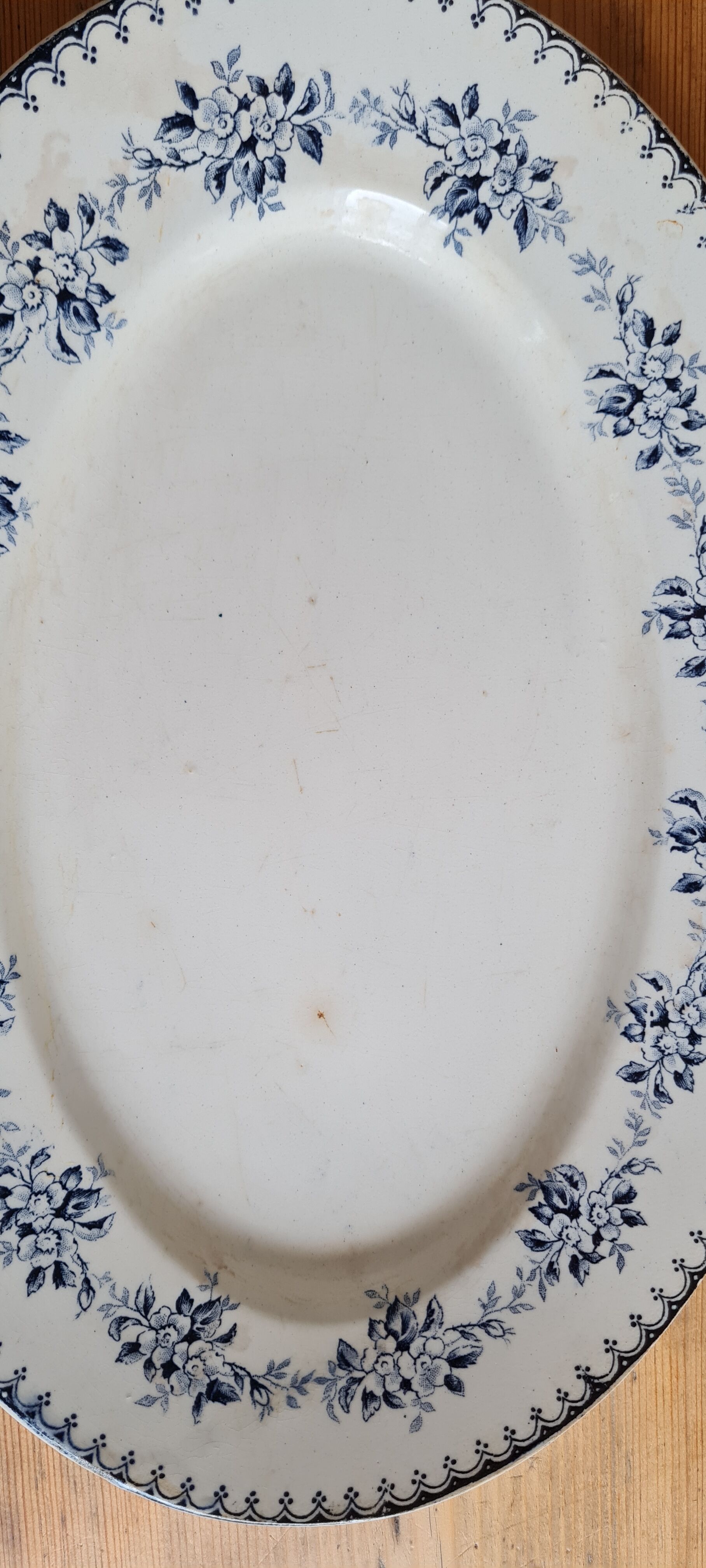 Oval serving dish in iron earth