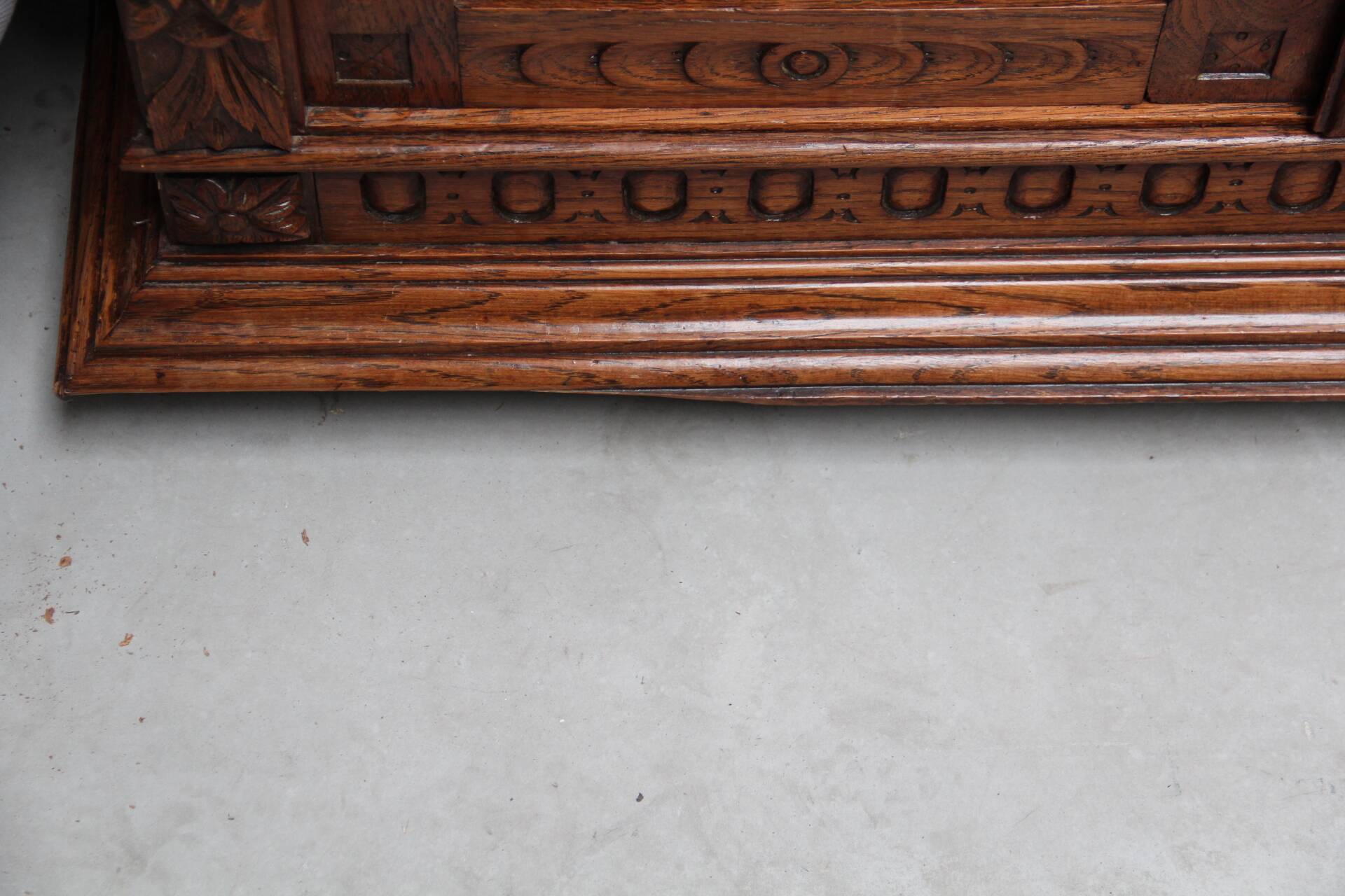 Imposing Neo-Renaissance oak sideboard, late 19th century.