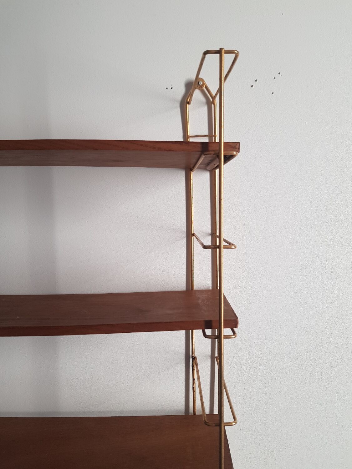 Etagere metal doré et tablettes en bois