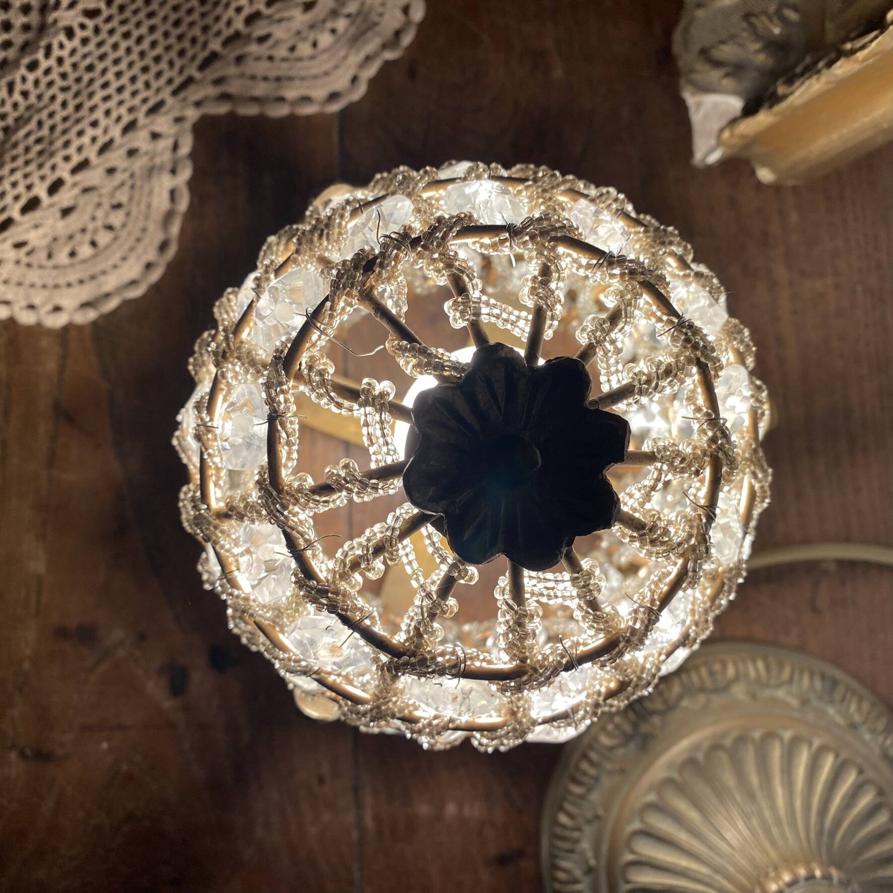 Table lamp in brass, beads and glass pendants