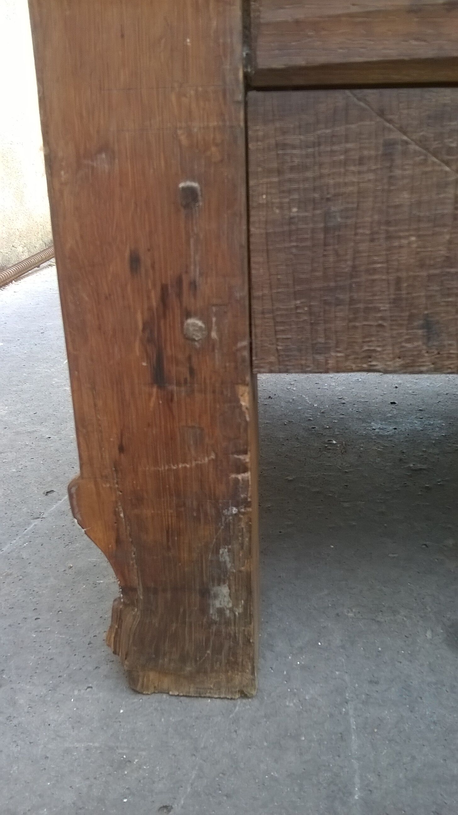 Commode arbalète en noyer XVlle, Louis XV
