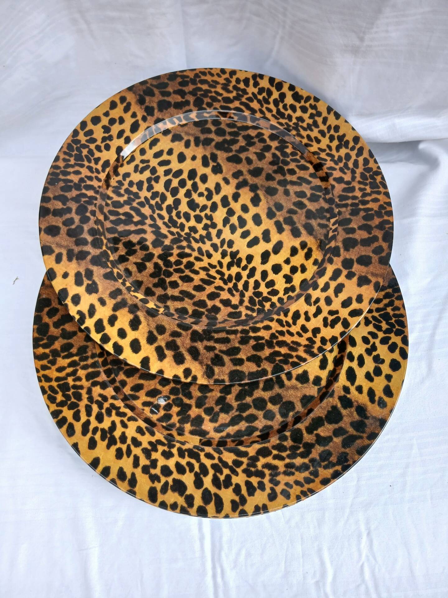 5 large flat plastic plates