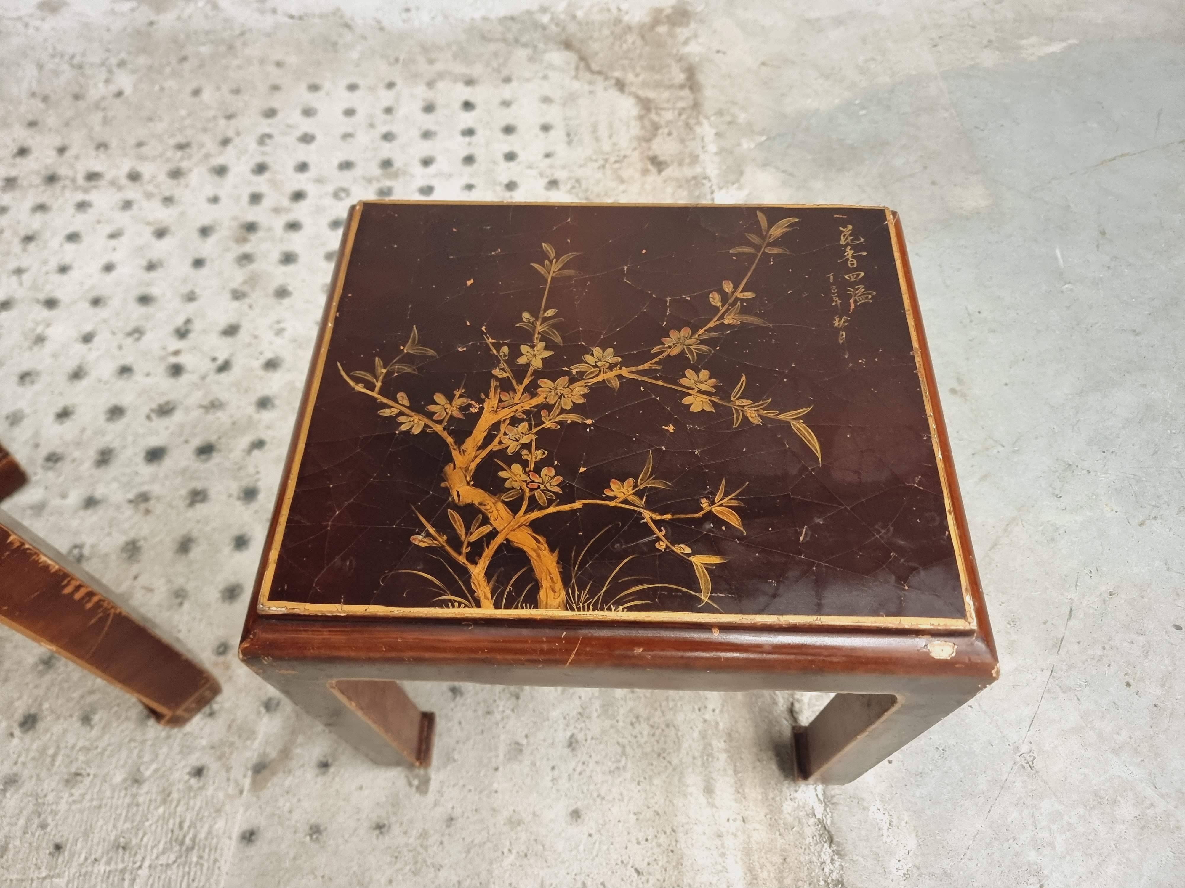 Ancien ensemble de tables gigognes de style oriental