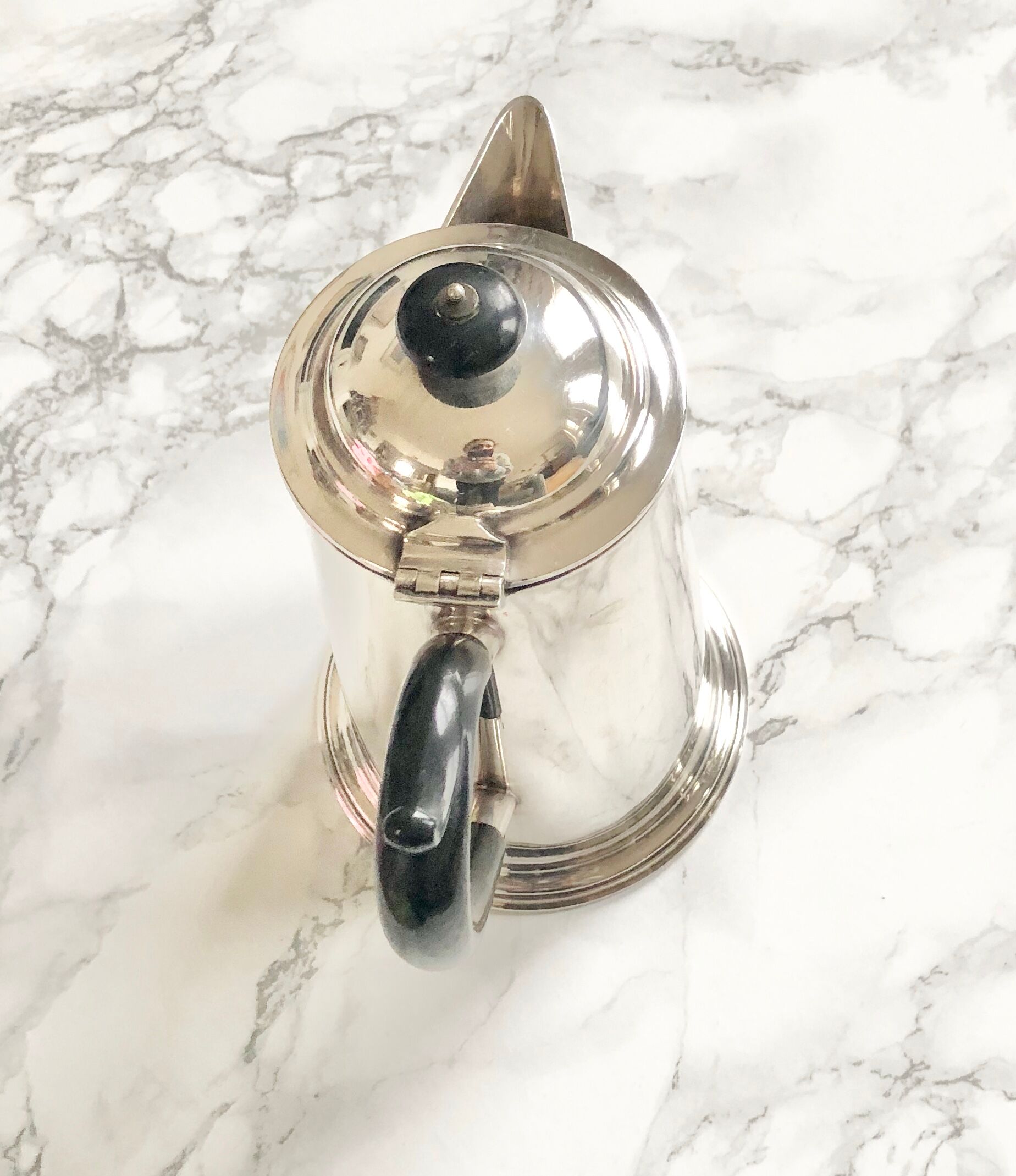 Former English silver metal coffee maker with uniplat decoration