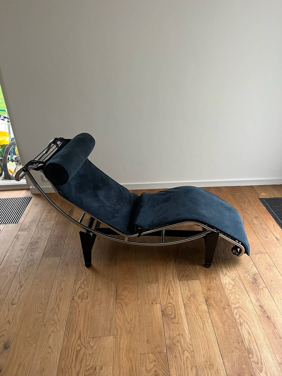 Chaise longue LC4 style Le Corbusier – suède bleu – piètement chromé