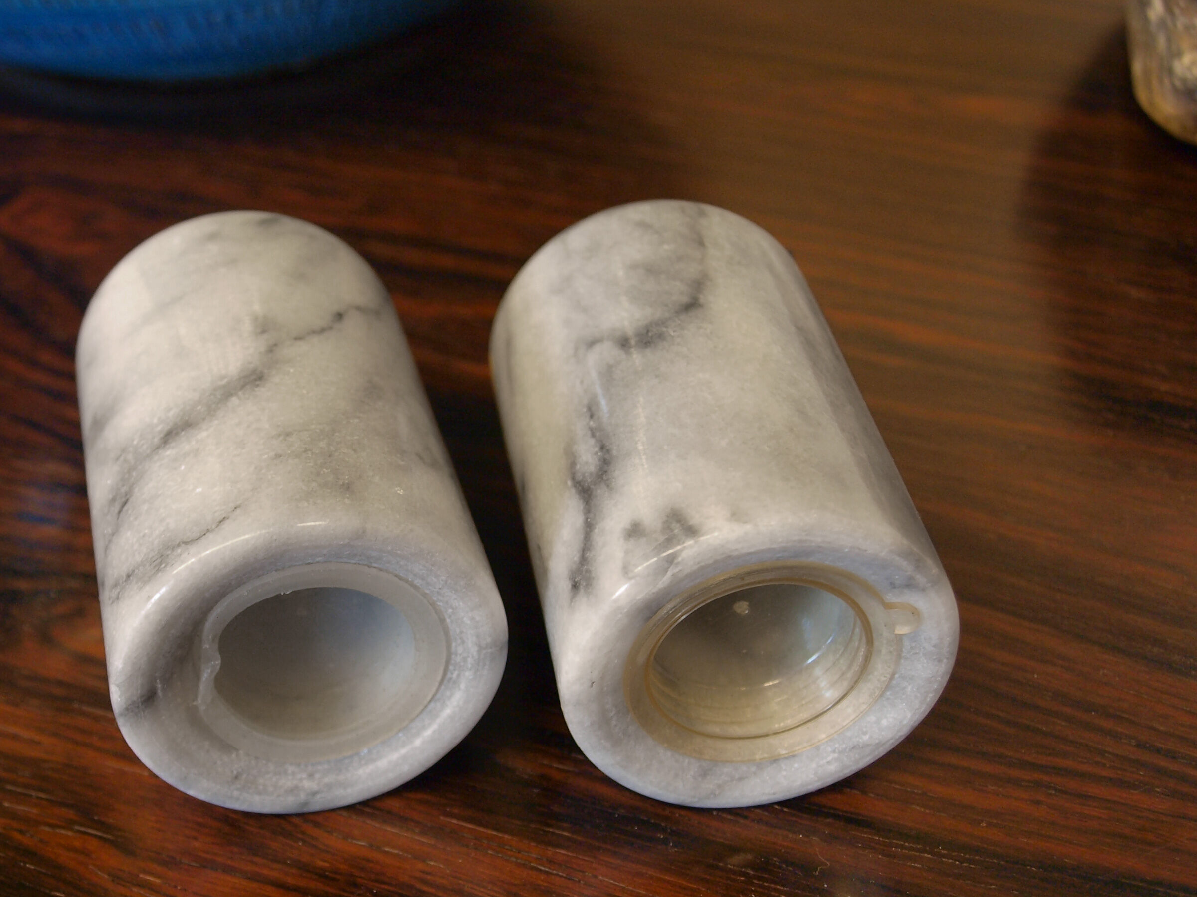 Salt and pepper shaker in Carrara marble