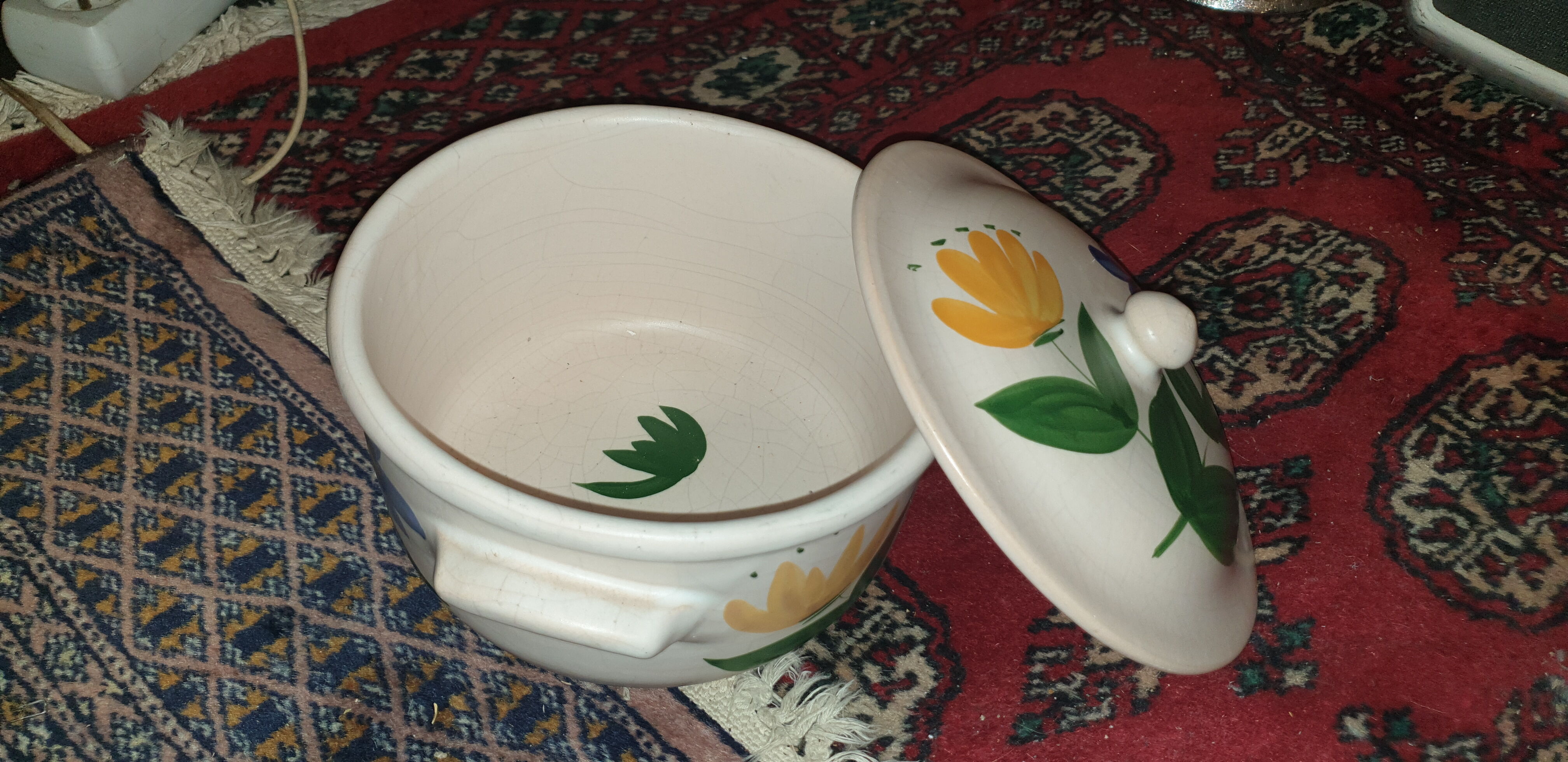 Earthenware service 1970 freehand painted decoration