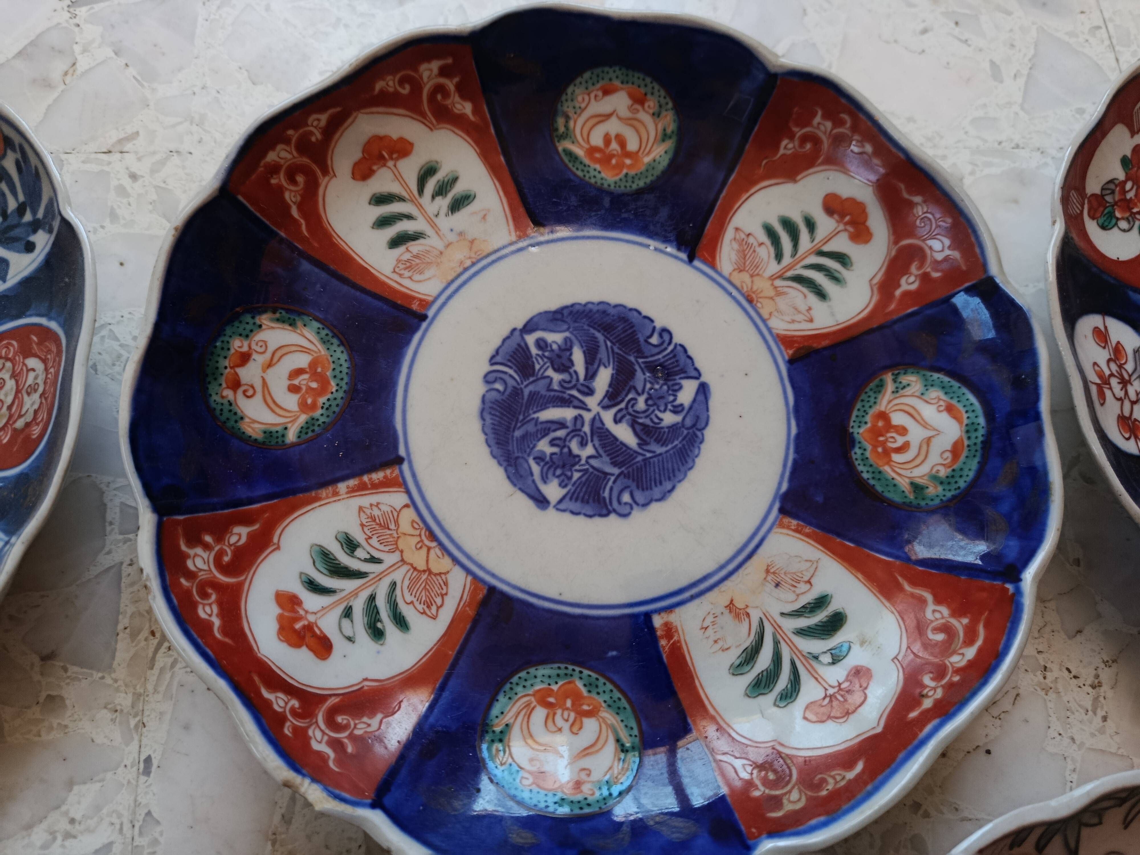 5 IMARI PLATES JAPAN 19th century scalloped floral motifs, FUKI CHOSHUN Arita