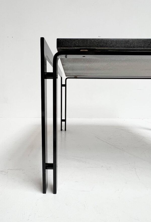Table d'appoint ou table basse en granit noir des années 1980