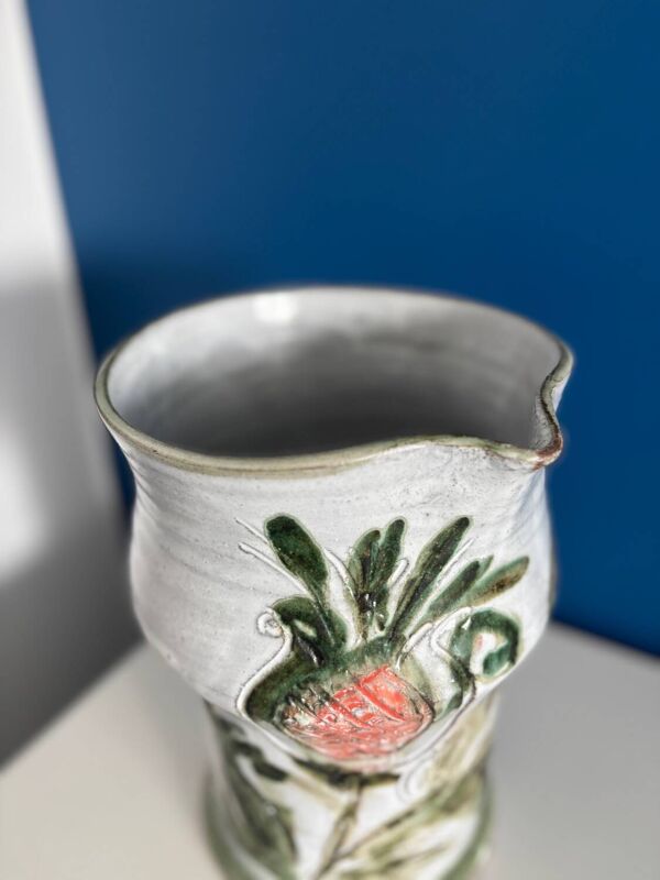 Grand vase en céramique vintage signé Thiry Albert   Décor floral en r