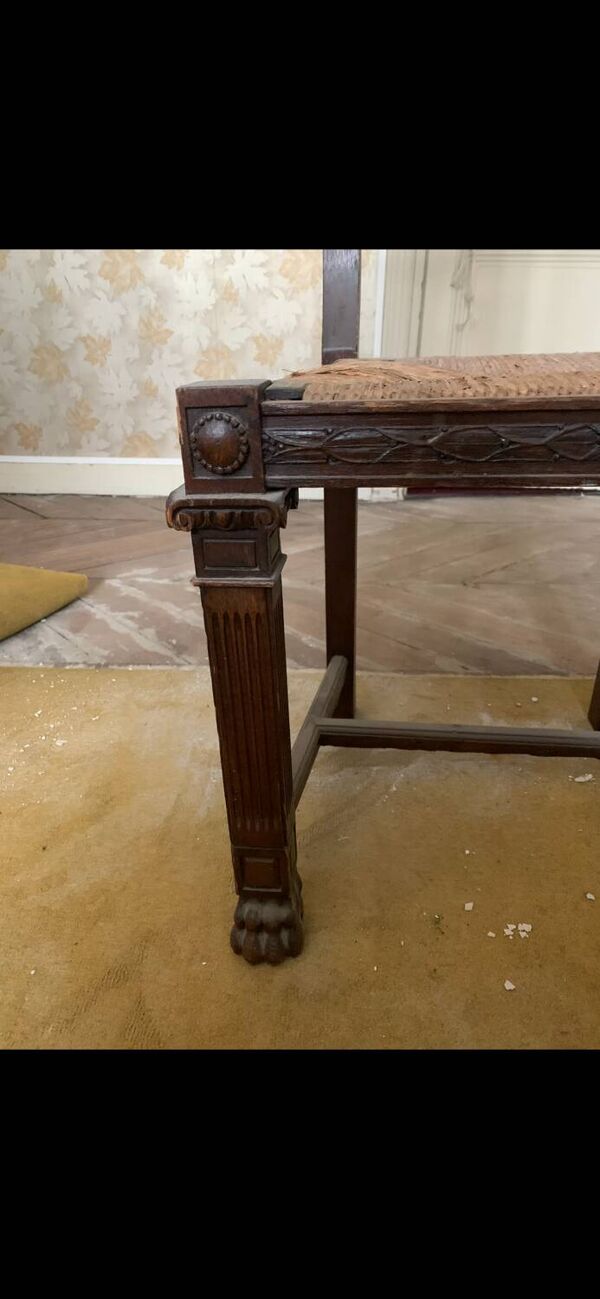 Chaises anciennes en bois sculptés et assise en paille