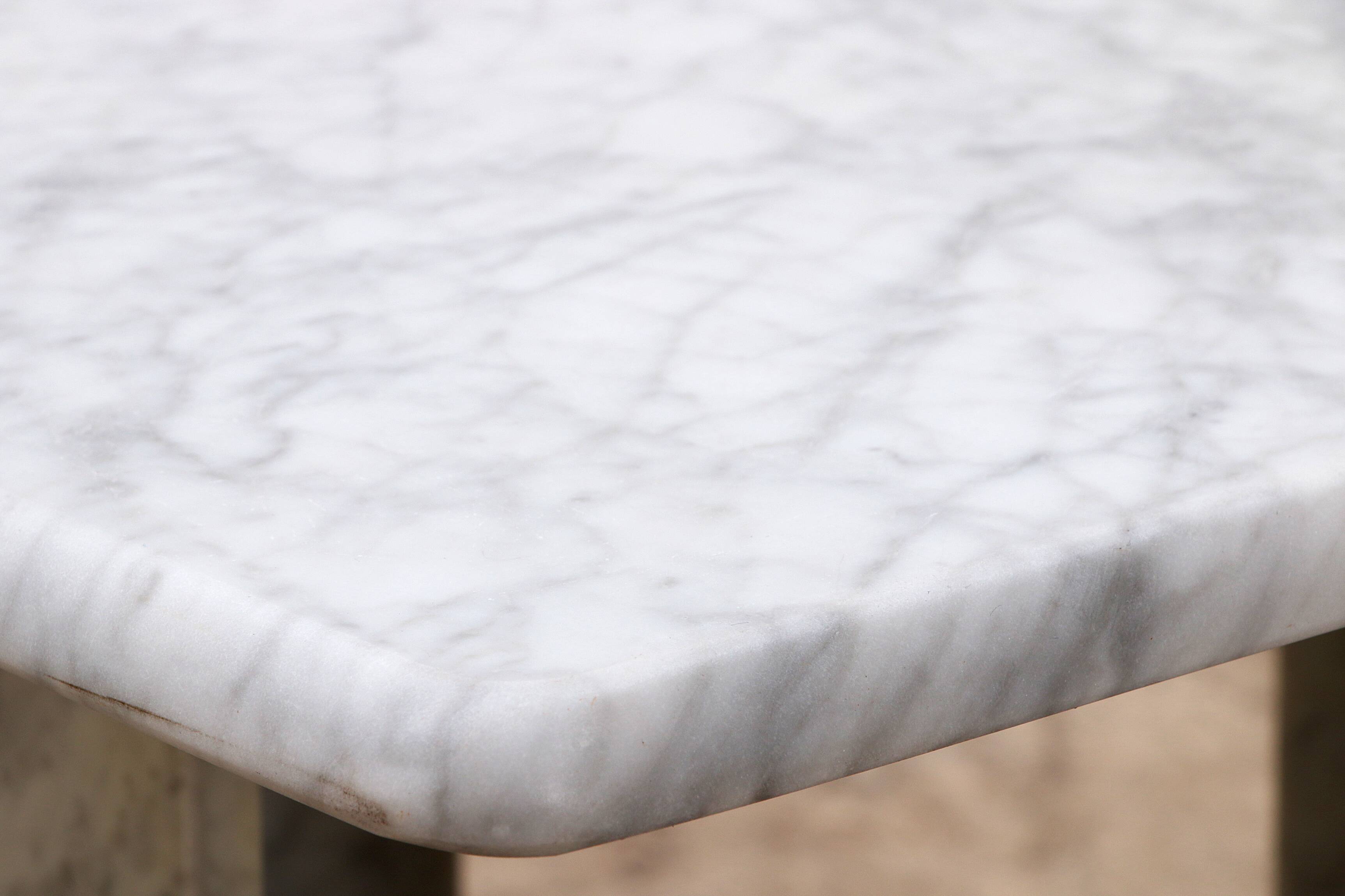 Italian Marble coffee table, timeless design from the 1970s
