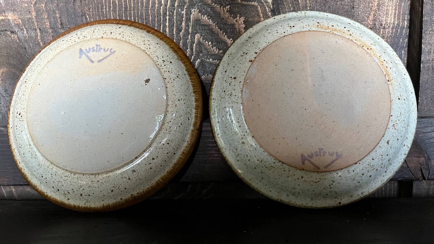 Lot de 2 assiettes à dessert signées Austruy