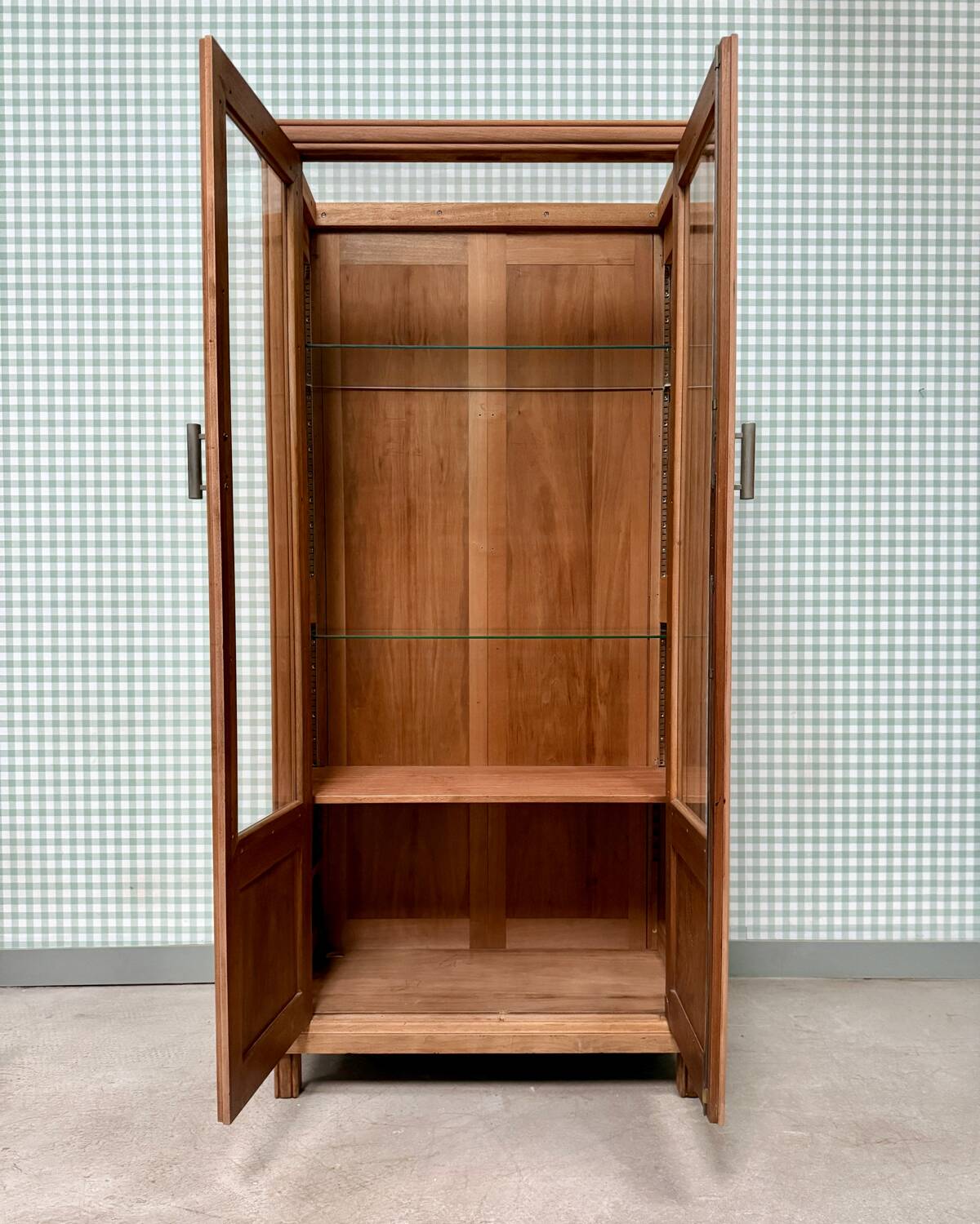 Large pharmacy display case (renovated)