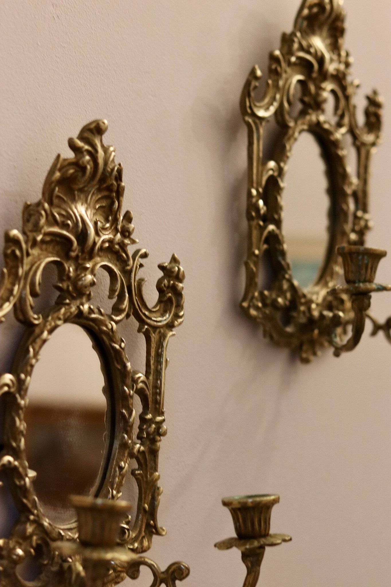 Paire de appliques murales en laiton antique avec miroir