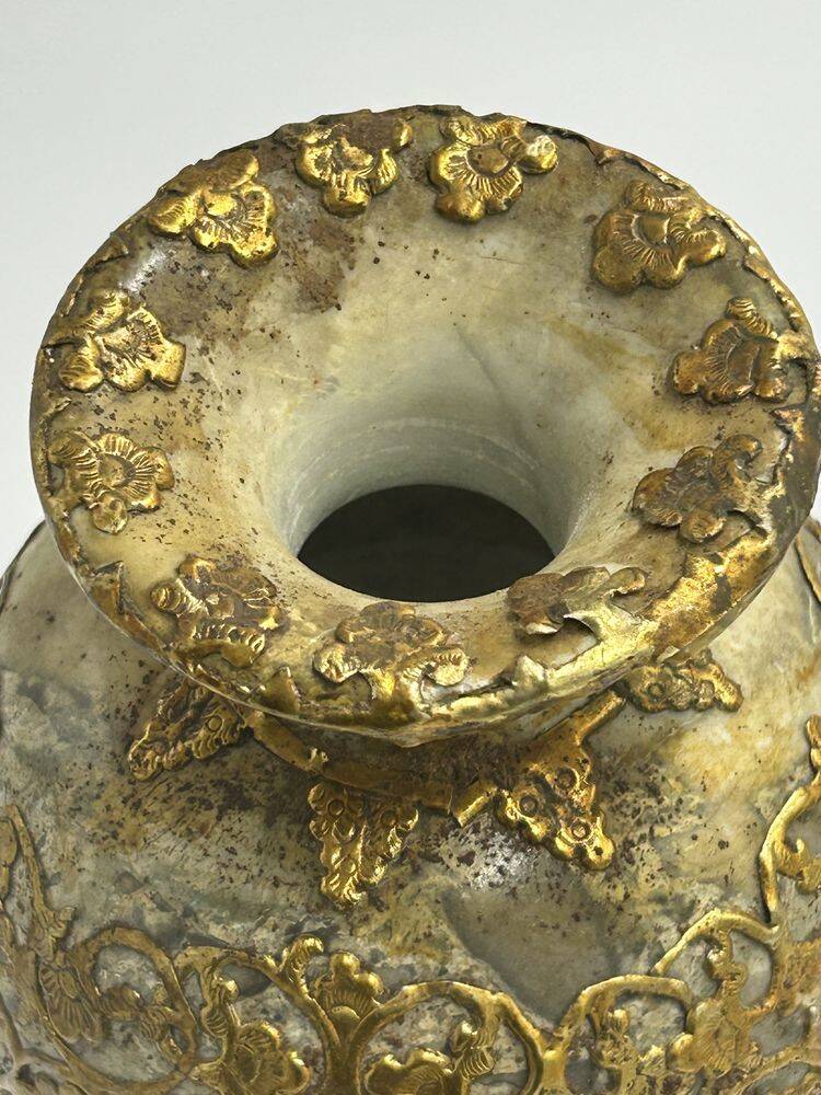 Ancient China baluster vase, jade and gold ornaments, Song
