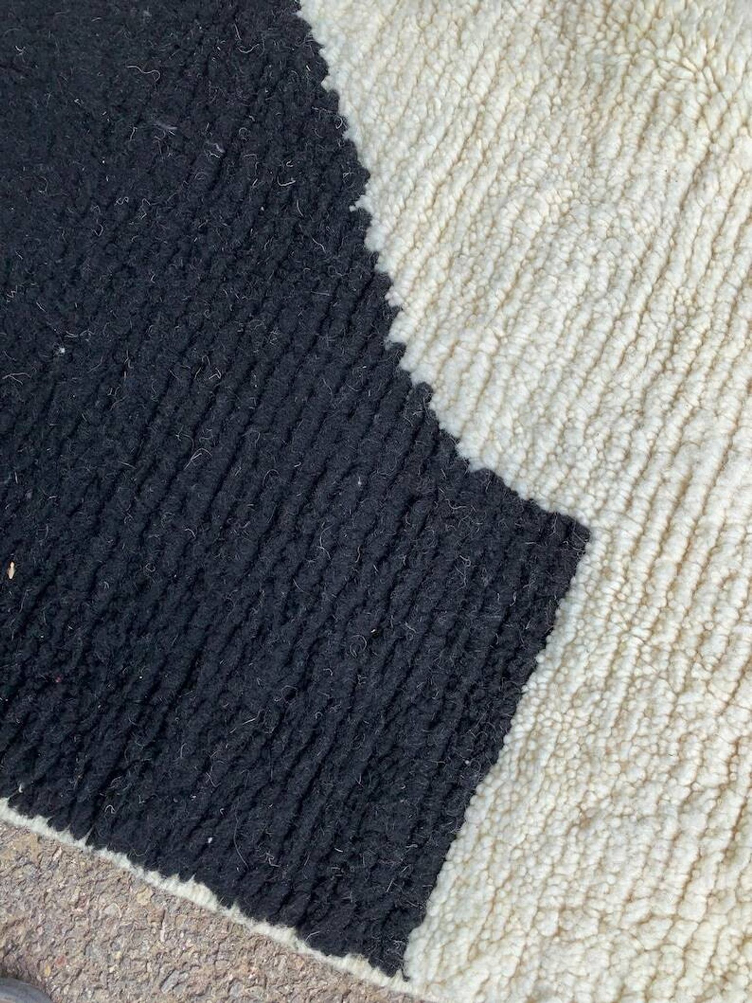 Moroccan rug in natural wool 250cm x 150cm