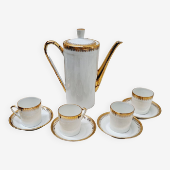 Cafetière et tasses en porcelaine blanche et or