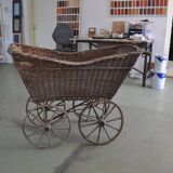 Landau vintage in wicker and brown wood, 1930s, large wheels and metal structure.