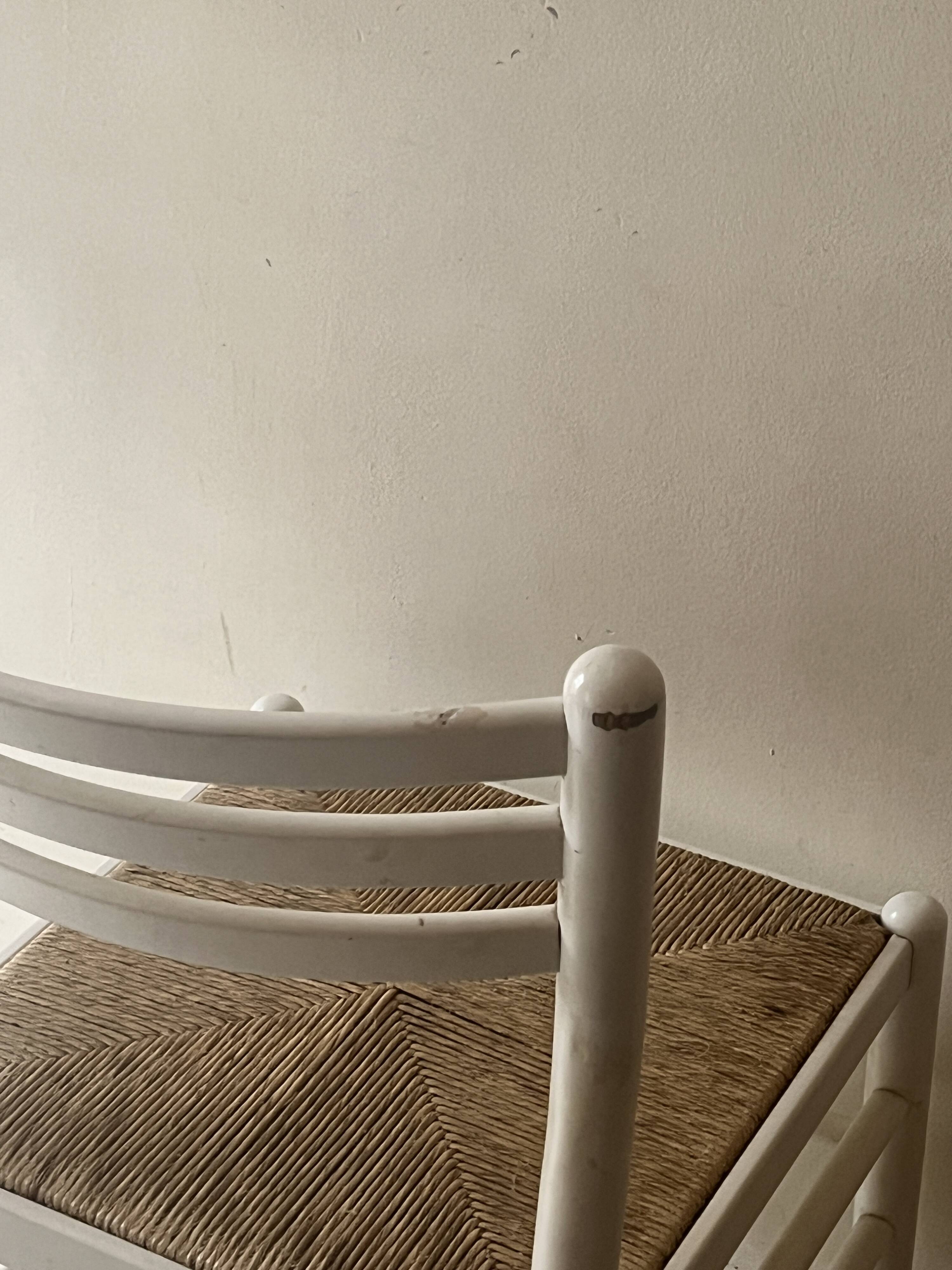 chaise moderniste en bois blanc et paillée
