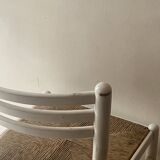 chaise moderniste en bois blanc et paillée